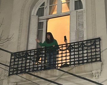 Cristina volvió a salir al balcón tras la resolución de la Justicia
