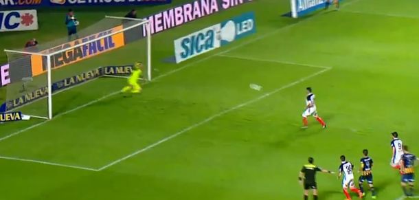El mediocampista engañó al Ruso Rodríguez a pura calidad
