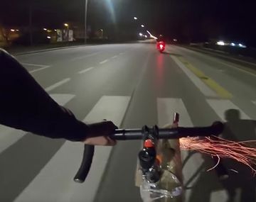 Un motoquero cruzó a un ciclista y este lo atacó con pirotecnia