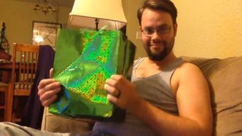 una mujer sorprendio a su marido sordo y lo hizo llorar una mujer sorprendio a su marido sordo y lo hizo llorar