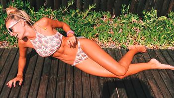 el lomazo de melina lezcano, la cantante de agapornis en la playa el lomazo de melina lezcano, la cantante de agapornis en la playa