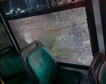 Tiraron piedras a colectivos de la empresa DOTA antes de que arranque el paro general de la CGT