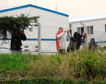 Tensión en Villa Domínico por la toma de viviendas sociales