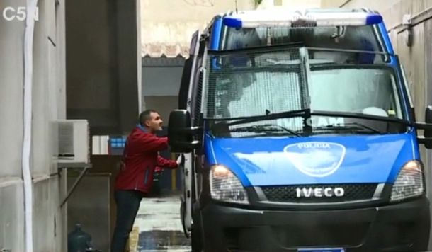 VIDEO: Así trasladaron a Eugenio Veppo para que declare por la muerte de la agente de tránsito