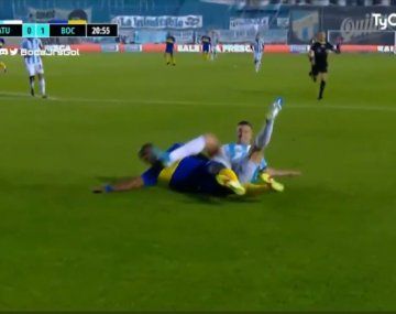 Luis Advíncula recibió un planchazo en la cara y el árbitro no sacó ni amarilla