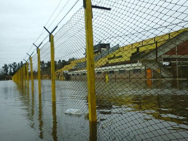 Bajo el agua: así está el estadio de un equipo de Primera B Metropolitana