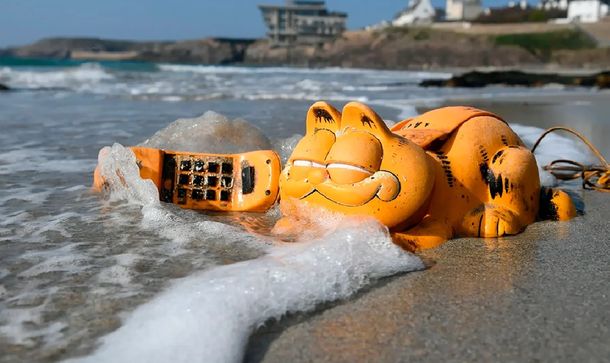 Francia: el misterio de la playa repleta de teléfonos de Garfield