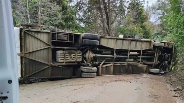 Bariloche: vuelco en una ruta dejó cinco heridos y a uno le tuvieron que amputar una pierna