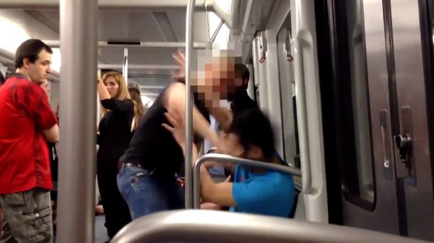 Polémica por un video de un nazi golpeando a un chico asiático en el metro