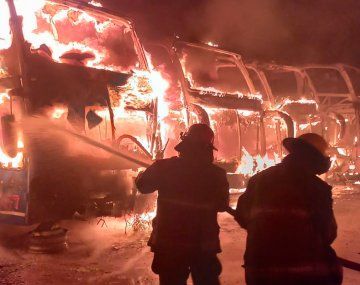 Impresionante incendio en un depósito de Flecha Bus en Córdoba: investigan si fue intencional