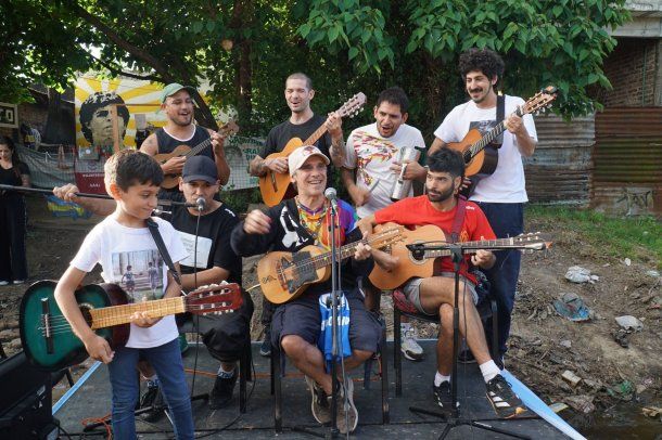 Manu Chao visitó la casa natal de Diego Maradona: tocó para los vecinos de Villa Fiorito