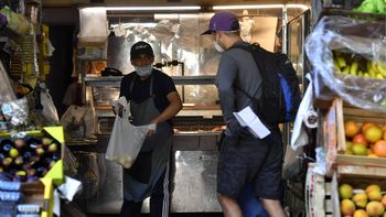 La venta de alimentos es una de las tareas esenciales durante la cuarentena por coronavirus La venta de alimentos es una de las tareas esenciales durante la cuarentena por coronavirus