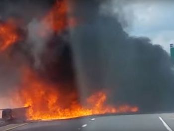 Un camión chocó contra el guardarrail y explotó