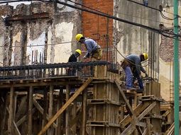 La UOCRA cerró aumento del 24%