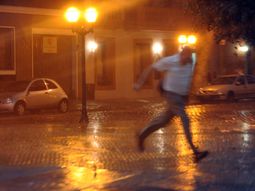 Llueve en la Ciudad y la temperatura apenas llegará este martes a los 27 grados