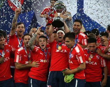 Tagliafico levanta la Copa en el Maracaná