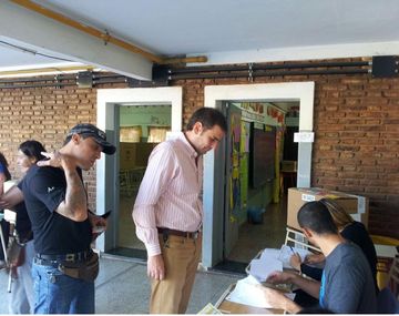 {altText(,Las fotos de las #PASO2015 en Mendoza y Santa Fe )}