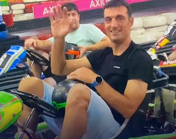 Video: Scaloni cambió la pelota por el volante y brilló en una carrera de karting en Rosario