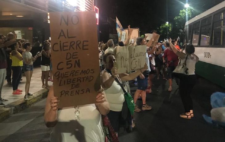 El Gobierno quiere cerrar minutouno.com y C5N: abrazo solidario en la puerta del canal