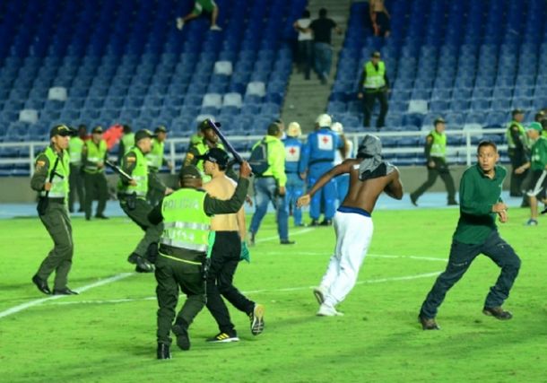 Enfrentamiento entre hinchas de Deportivo y América de Cali - Crédito: elpais.com.co / Jorge Orozco
