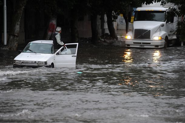 Un hombre será indemnizado con $100 mil por ayudar a un taxi durante una inundación