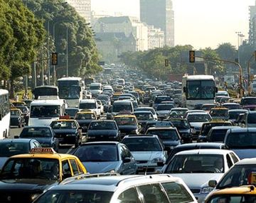 Corte total en la avenida Leandro N. Alem a la altura del Ministerio de Trabajo