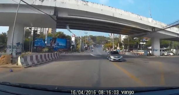 VIDEO: Manejaba y vio la caída mortal de un hombre desde una autopista