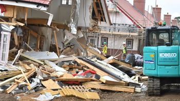 Daniel Neagu destrozó las viviendas que había construido Daniel Neagu destrozó las viviendas que había construido