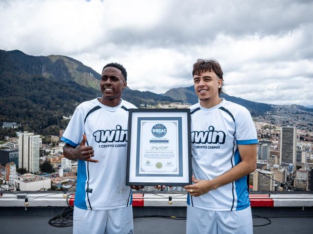 1win y FUTTO establecen el récord mundial oficial del partido de fútbol disputado a mayor altura sobre un edificio