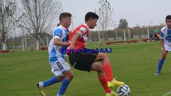 Evelio Cardozo, uno de los juveniles buscados por River (Foto: @JuvenilesAAAJ) Evelio Cardozo, uno de los juveniles buscados por River (Foto: @JuvenilesAAAJ)