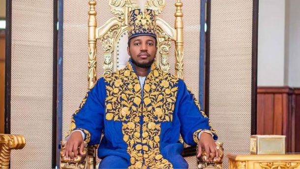 El rey Omukama Oyo Nyimba de Uganda sentado en su trono del Reino de Tooro. (@toorokingdom)