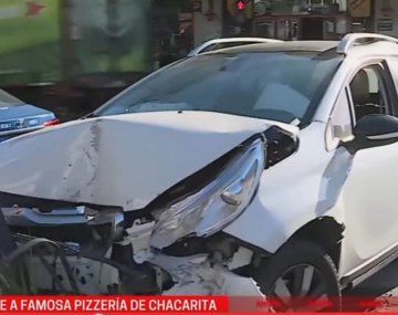 Un conductor se quedó dormido y chocó contra un semáforo en pleno Chacarita