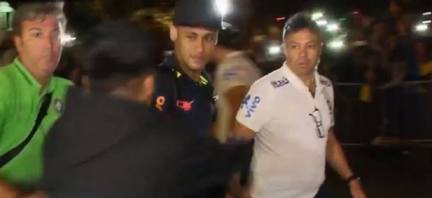 Neymar tuvo un incidente al arribar a un hotel de Perú.