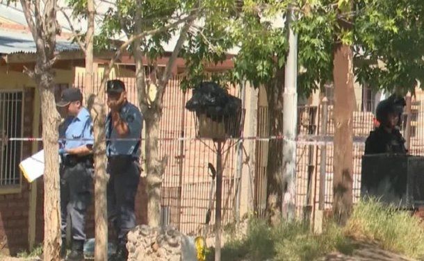 Neuquén: un joven escapaba de la policía y se clavó una reja en la cabeza