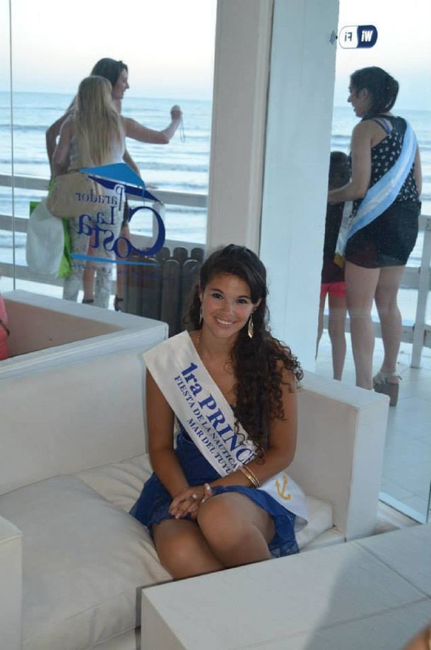 Escándalo en un concurso de belleza: le quitan la corona por estar embarazada