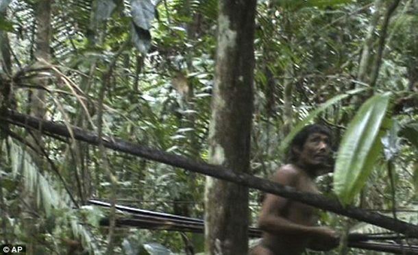 Difunden imágenes de una tribu aislada de la sociedad