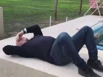 José Luis Espert descansando en la pileta del narco Fred Machado.