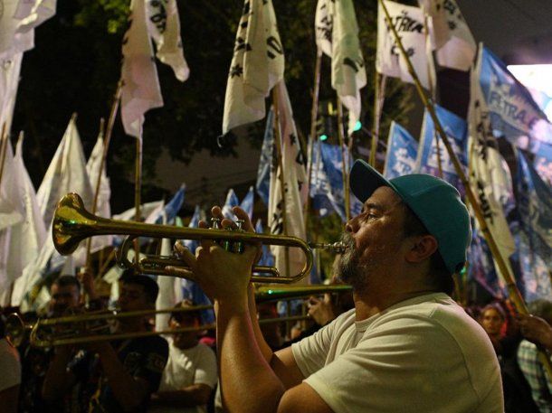 Como en 2019, en el búnker de Unión por la Patria se preparan para esperar los resultados en la calles