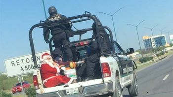 La imagen de Papá Noel detenido que se volvió viral La imagen de Papá Noel detenido que se volvió viral