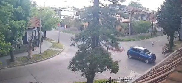 Joven en moto fue atropellada por una camioneta en Martín Coronado y pelea por su vida: el conductor se dio a la fuga
