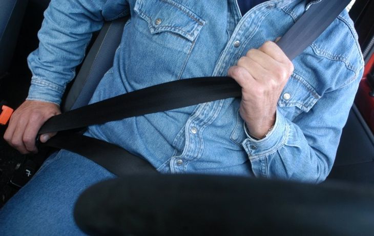 Cobrará la mitad porque no usó el cinturón de seguridad