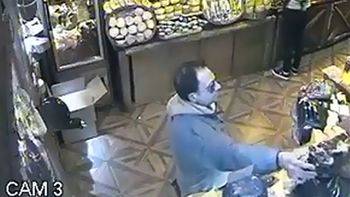 El robo quedó grabado en una cámara de seguridad El robo quedó grabado en una cámara de seguridad