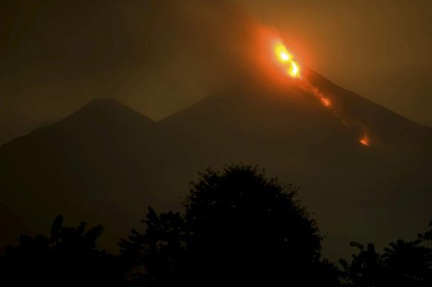 Guatemala: bajan el nivel de alerta por el volcán Fuego
