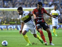 Pablo Pérez, luchando por la pelota ante un rival de Patronato Pablo Pérez, luchando por la pelota ante un rival de Patronato