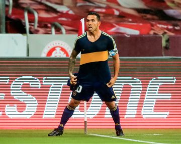 Tevez celebró el gol de Boca con la camiseta que usaba Maradona
