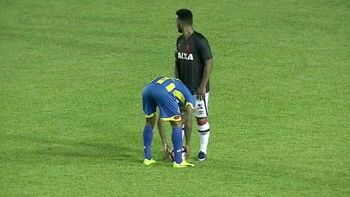 Julio Irrazábal desatándole los cordones al brasileño Carlos Alberto Julio Irrazábal desatándole los cordones al brasileño Carlos Alberto