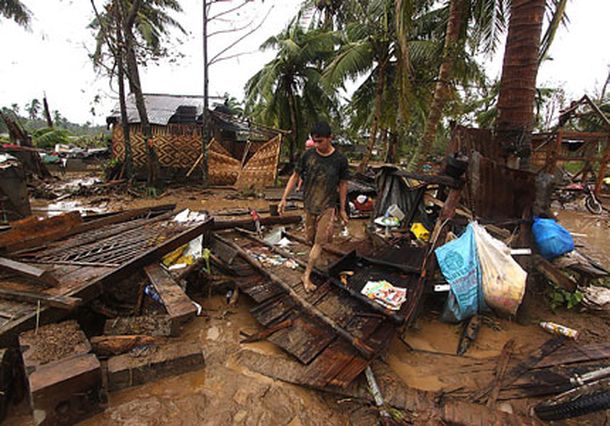 Ascienden a 714 los muertos por el tifón Bopha en Filipinas
