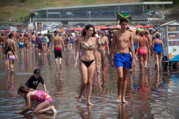Los turistas disfrutan de Mar del Plata