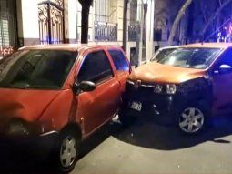 Imprudencia al volante en Balvanera: cruzó en rojo y chocó autos estacionados