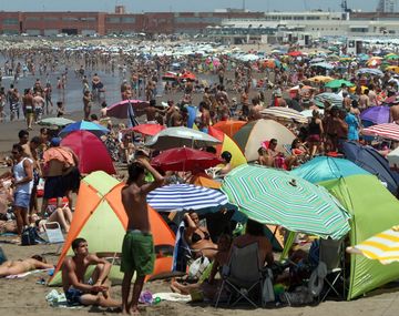 Se tiró al mar para salvar a sus hijas y desapareció